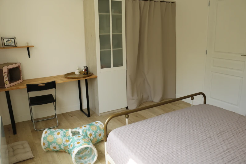 Chambre Alba : bureau bois clair, lit cosy et tunnel fleuri — pension chat et lapin à Nîmes